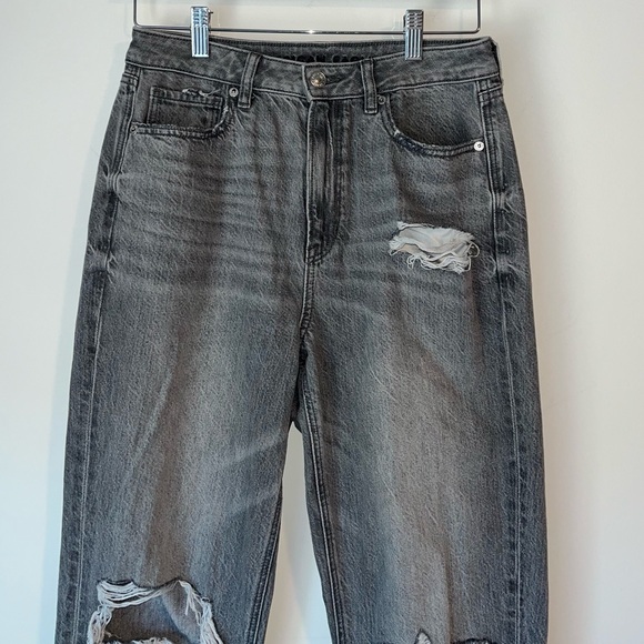 American Eagle Ripped Mom Jean in Smoked Gray 6 - Picture 5 of 16